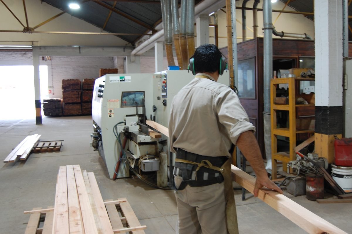 Empleado de Melli Maderas trabajando en la fábrica